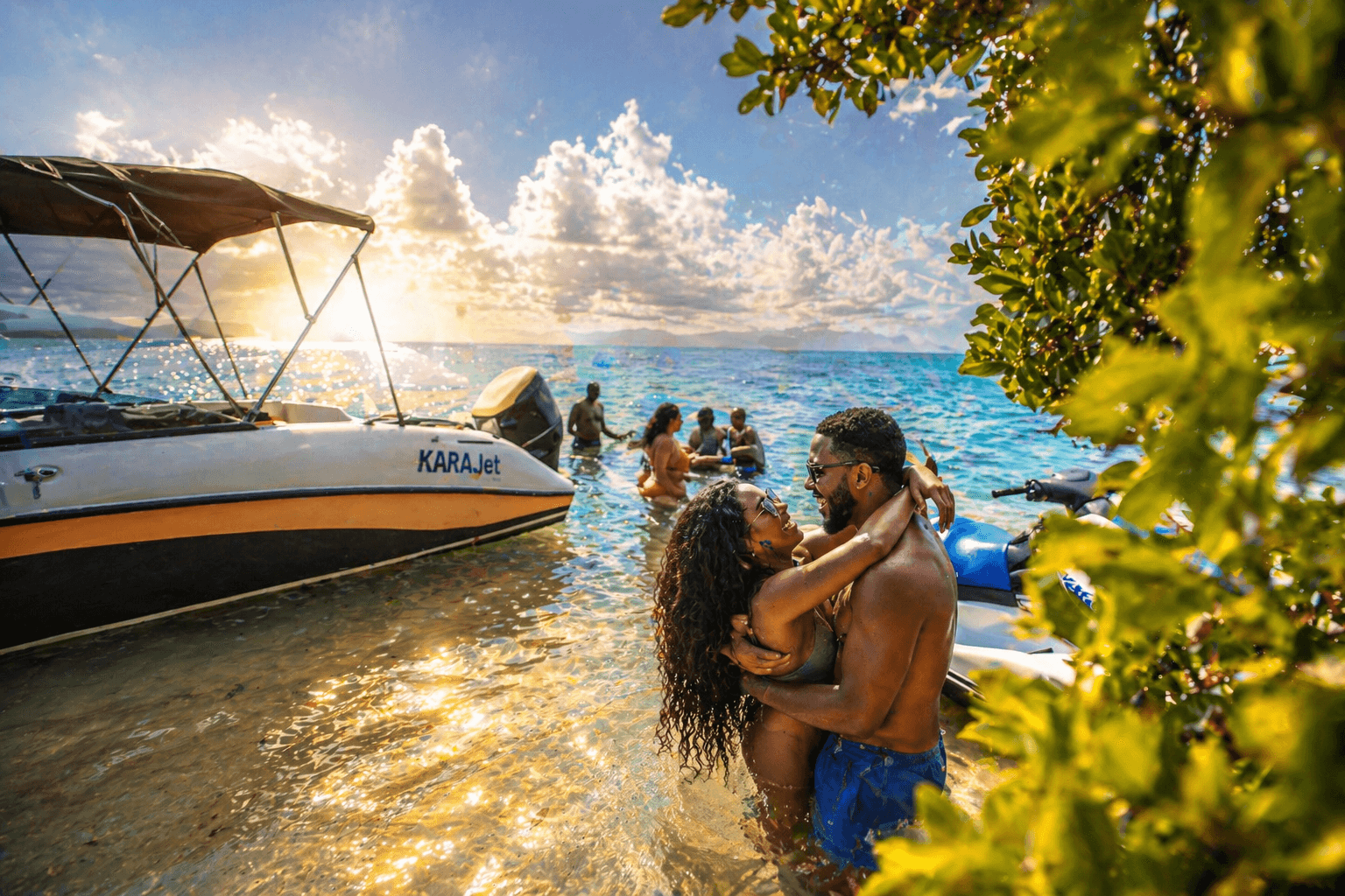 Couple heureux sur plage tropicale
