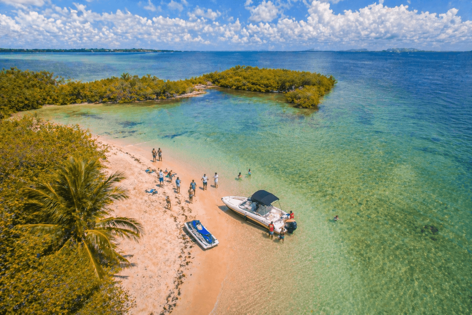Plage tropicale ensoleillée vue du ciel