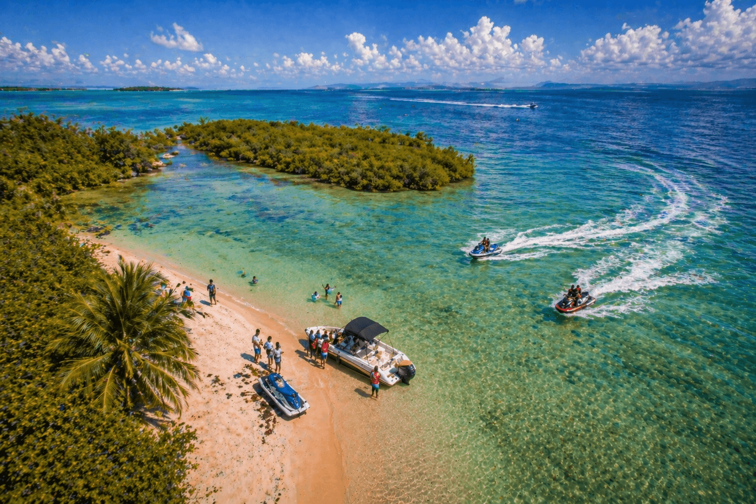 Plage tropicale et activités nautiques