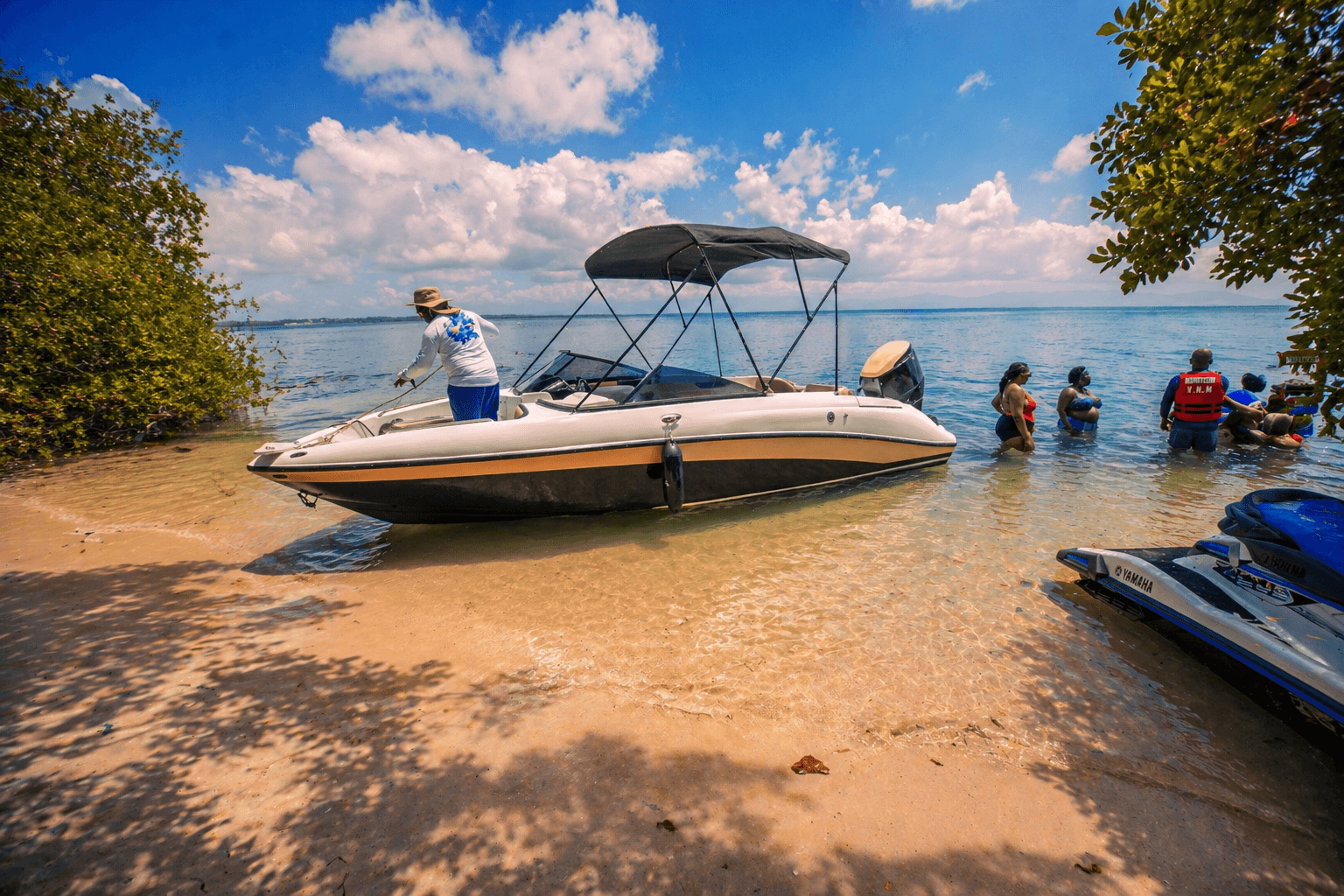 Plage tropicale et bateau