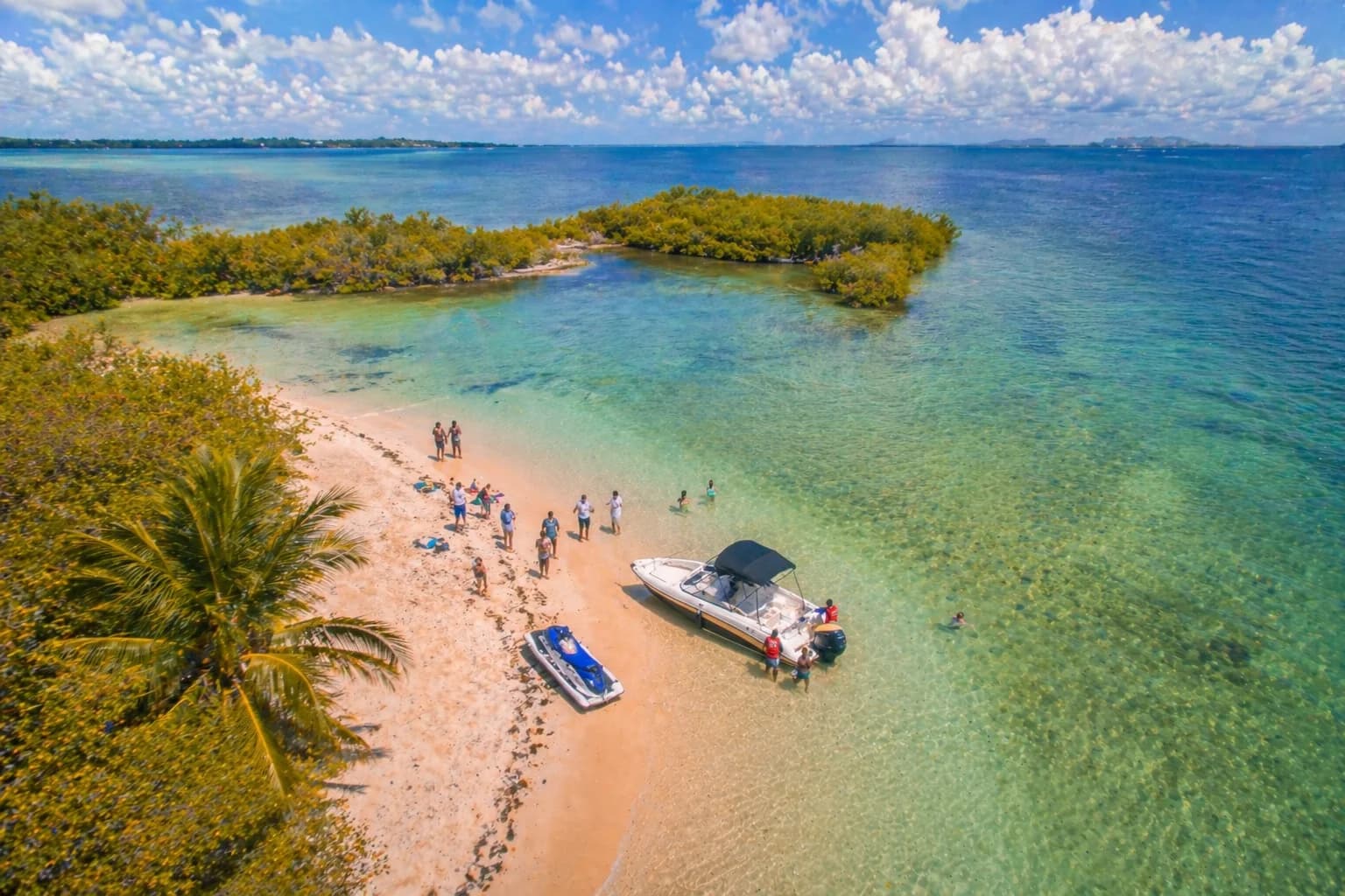 Plage tropicale ensoleillée vue du ciel